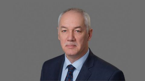 Председатель Думы Владивостока Андрей Брик поздравляет с Днем защитника Отечества