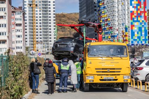 Увозить машины нарушителей начала муниципальная служба эвакуаторов Владивостока