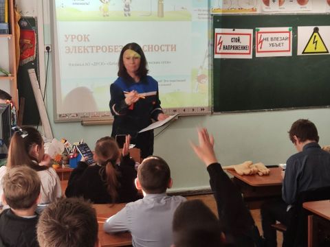 Филиал АО «ДРСК» «Хабаровские электрические сети» призывает родителей информировать детей о рисках, существующих в интернете и социальных сетях!