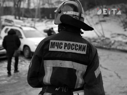 Пожар, уничтоживший машины в автомастерской, расследуют МЧС и полиция Владивостока