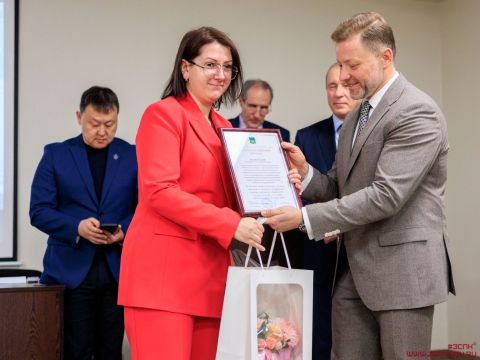 Антон Волошко наградил врачей и сотрудников Медицинского центра ДВФУ, принимавших участие в СВО