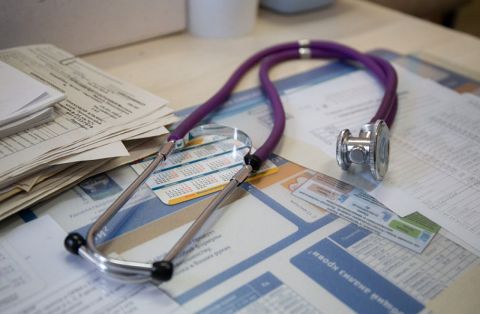 Сотрудники поликлиники Владивостока работают до полуобморока из-за духоты - соцсети