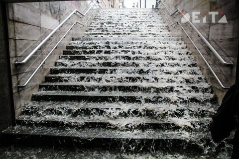 Штормовое предупреждение, утонувший Владивосток и изменение маршрутов автобусов - всё о непогоде в Приморье