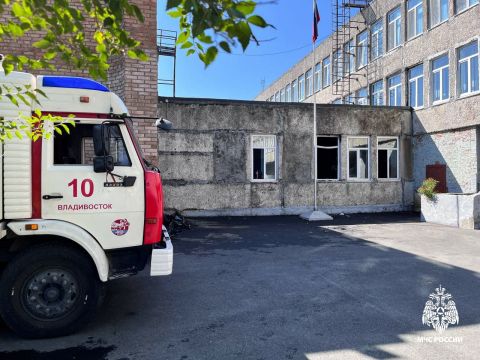 Пожар произошёл в одной из школ Владивостока предположительно из-за взорвавшегося смартфона (ОБНОВЛЕНО В 16:25)