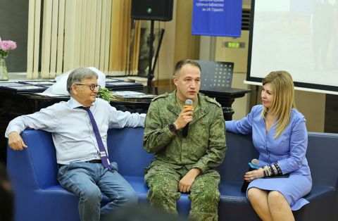 Фильм о поездках агитбригады «Позывной Культура» в зону СВО показали в Приморье