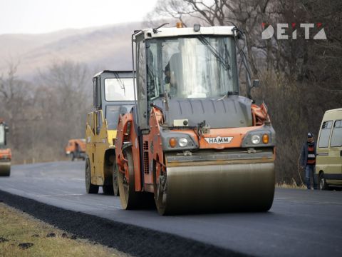 Провал на отремонтированной в прошлом году дороге разросся во Владивостоке