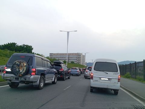 Утомительная пробка поймала автомобилистов во Владивостоке
