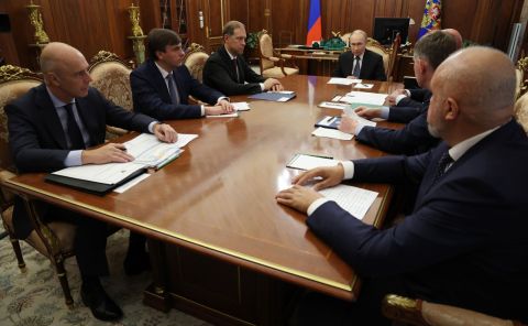 Миллионы учеников и сбалансированный бюджет: что стало главными темами совещания у Путина