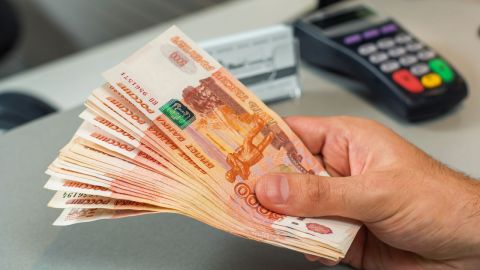Куда россияне понесут деньги со вкладов, рассказал экономист