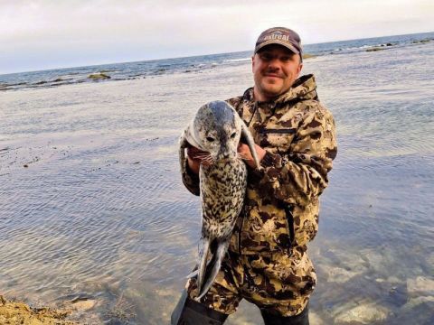 Рыбалка обернулась спасательной операцией: сотрудник МЧС спас дитё нерпы от гибели