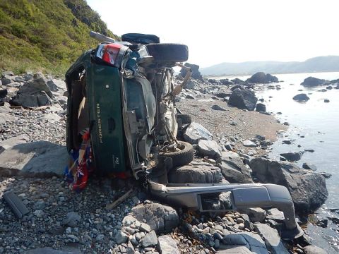 Водитель погиб при падении автомобиля со скалы в Приморье