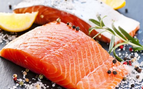 Красную рыбу не позволят есть россиянам