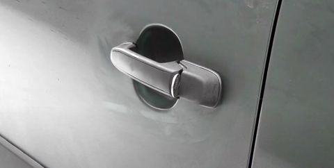 Кто и зачем подкладывает монетку под ручку двери в машине