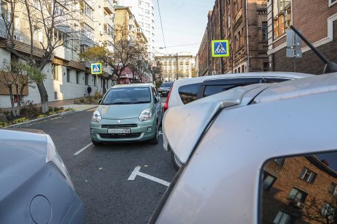 Автохам, представляющийся сотрудником ФСБ, третирует водителей Владивостока