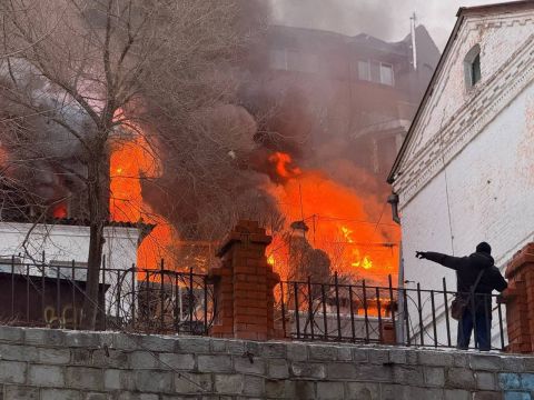 Пожар уничтожает квартал объектов культурного наследия в центре Владивостока (ОБНОВЛЕНО В 11:16)