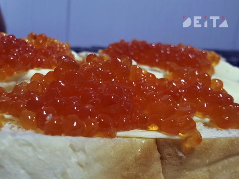 Озвучена стоимость бутерброда с икрой на новогоднем столе