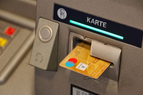 Экономист предупредил об опасности снятия наличных с кредитки