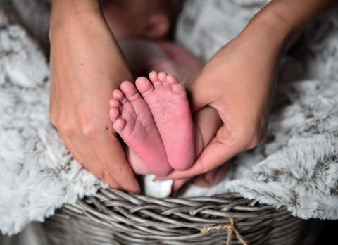 Дело о продаже новорожденных за границу раскрыли в Приморье