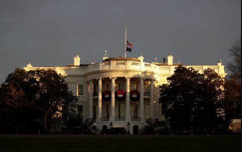 Долгое молчание и пятна на руках: Белый дом прокомментировал слухи о смерти Трампа